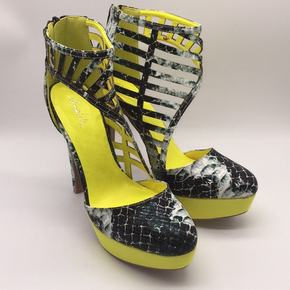 Qupid Women’s Platform Green Faux Snakeskin 5.5 in Heels Size 8